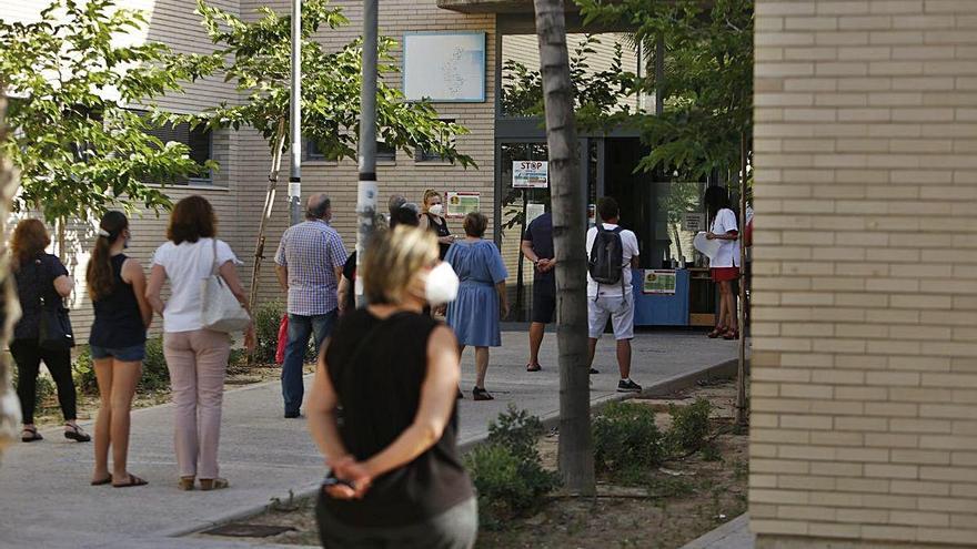 Pacientes esperando para poder acceder al centro de salud de Cabo de Huertas en Alicante.
