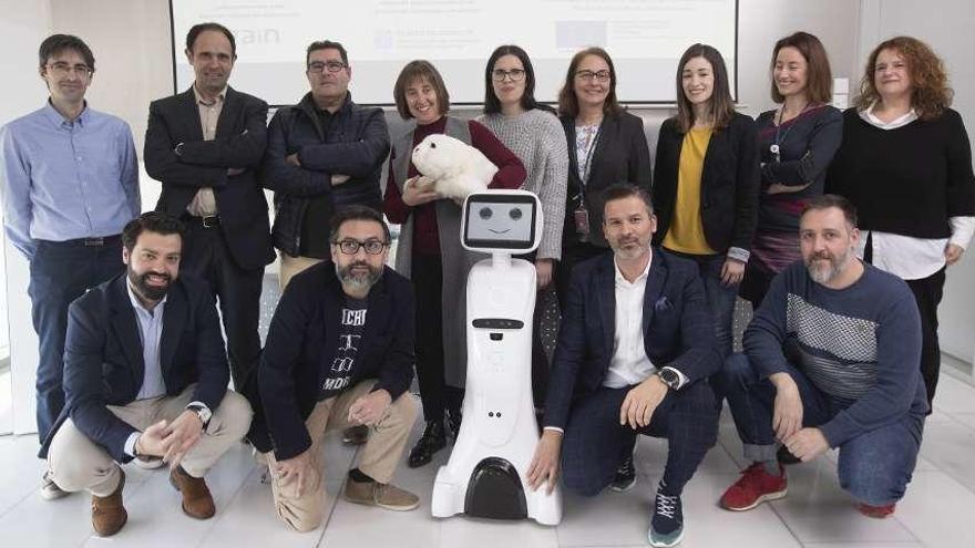 Integrantes del consorcio, ayer, en CItexvi, con dos de los robots que utilizarán dentro del proyecto. // R.G.