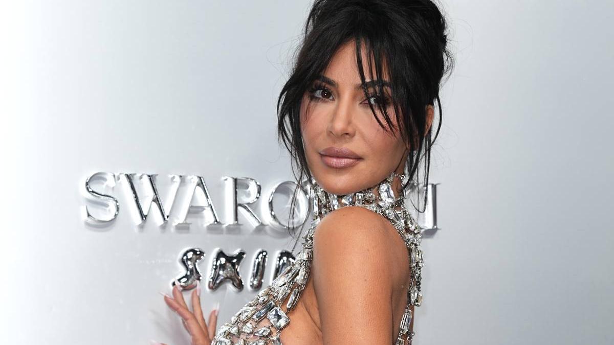 Kim Kardashian se envuelve en cristales de Swarovski para el último gran lanzamiento de Skims