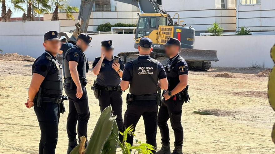 El Ayuntamiento de Orihuela destina a cinco agentes a custodiar el suelo de la finca Langostina para hacer casas