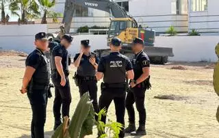 Orihuela destina a cinco agentes a custodiar el suelo de la finca Langostina para hacer casas