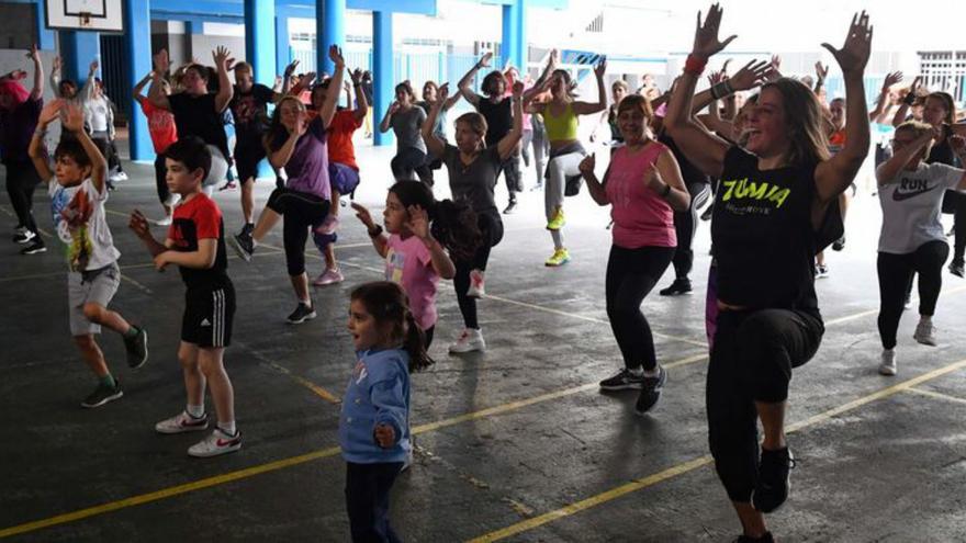 Más de un centenar de deportistas se reúnen para hacer zumba y recaudar fondos para la ONG AIRE