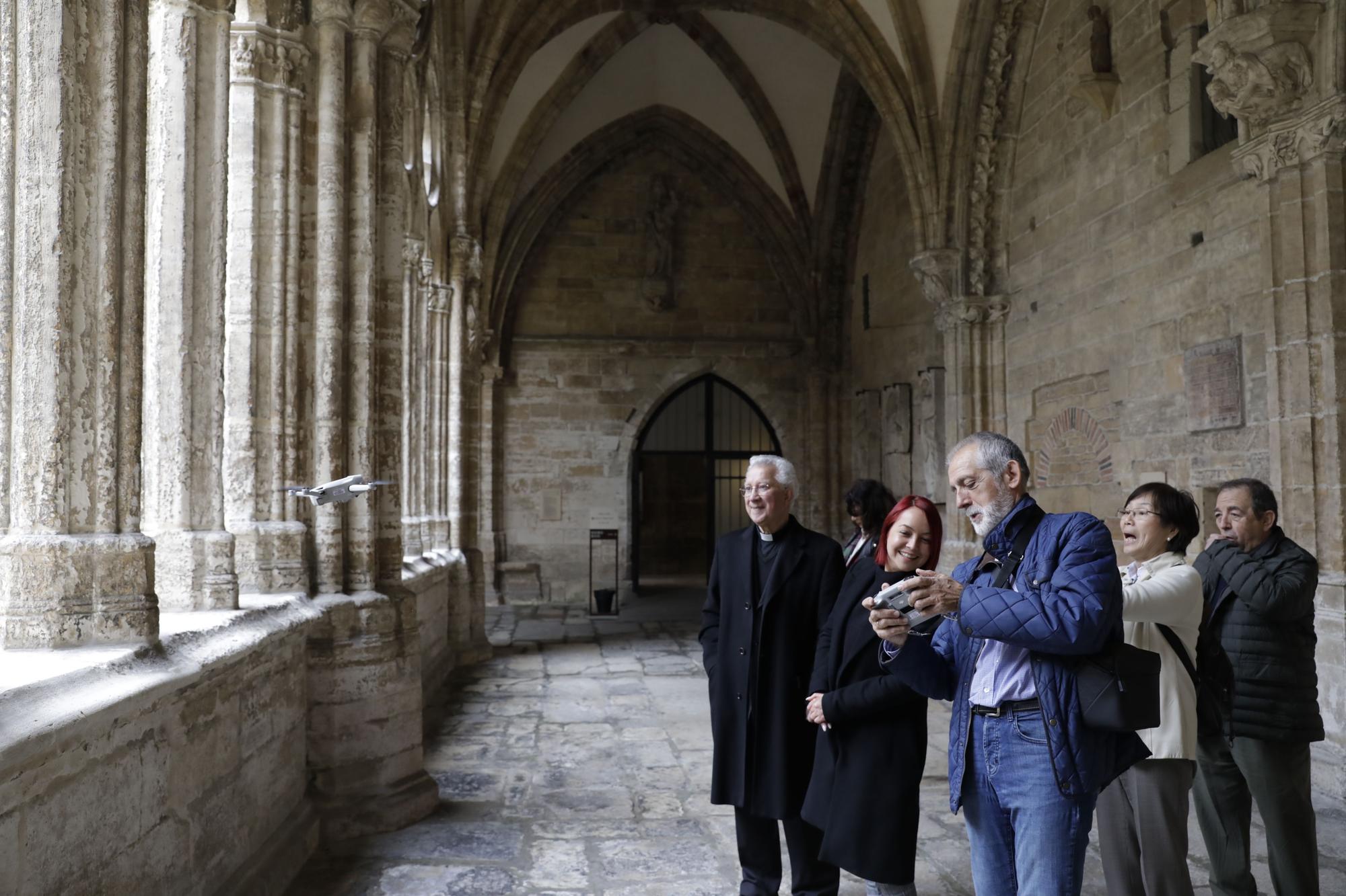 Drones volando en la Catedral de Oviedo: Iñaki Terán graba vídeos inéditos en el templo