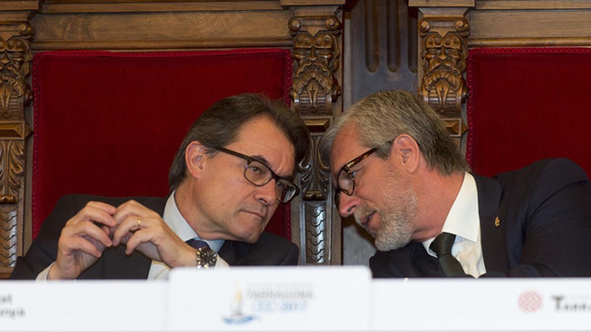 El presidente de la Generalitat, Artur Mas, y el alcalde de Tarragona, Josep Fèlix Ballesteros, durante el acto para sellar la colaboración en los Juegos Mediterráneos