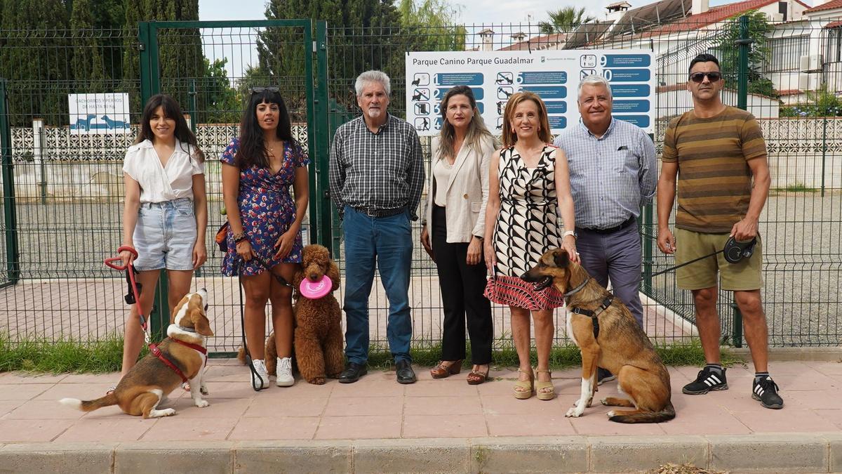 La viceportavoz socialista en el Ayuntamiento de Málaga, Begoña Medina, en el parque canino de Guadalmar