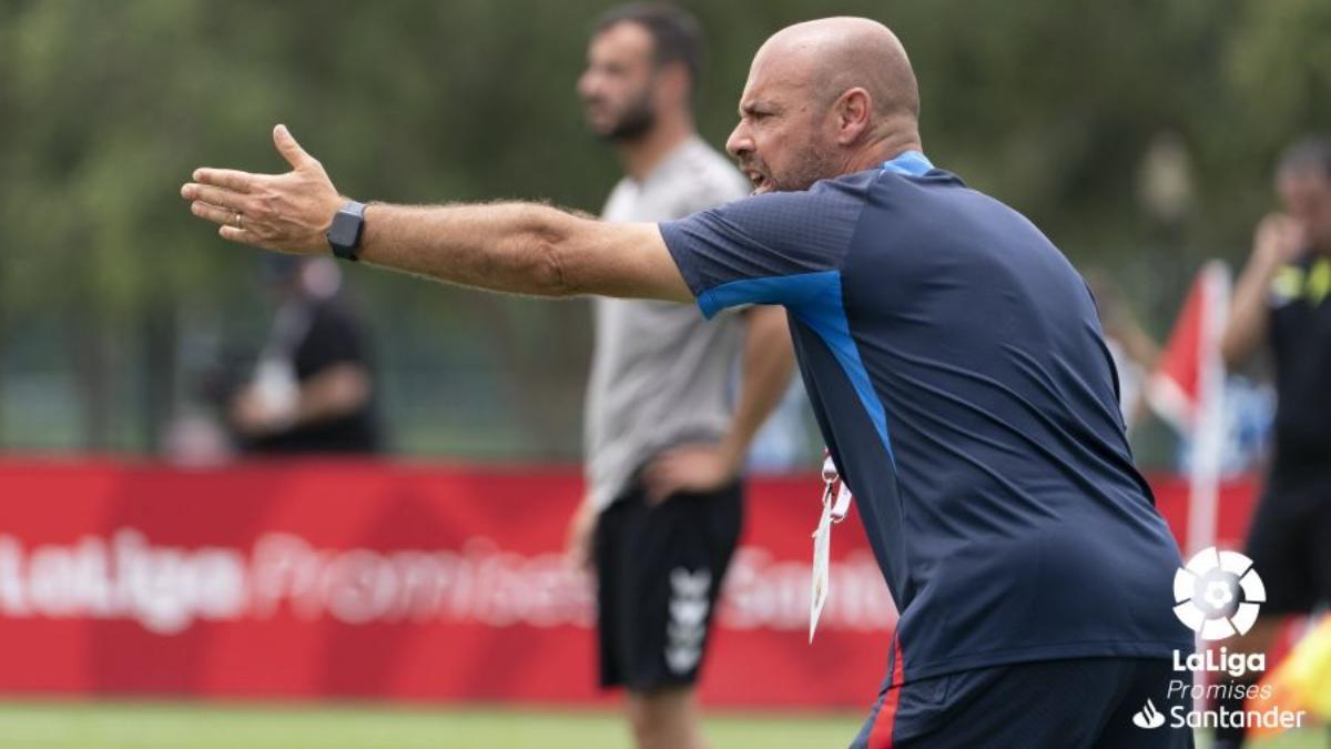 Jordi Pérez, entrenador del Barça, dando indicaciones a sus jugadores durante el partido ante el Betis