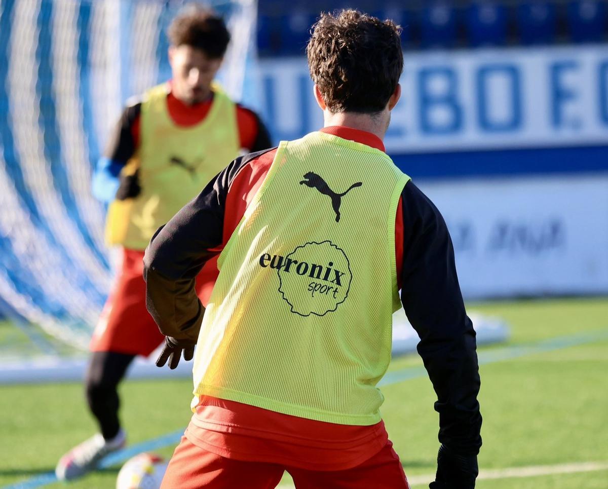 Dos jugadores del Utebo, en una sesión de entrenamiento esta semana.