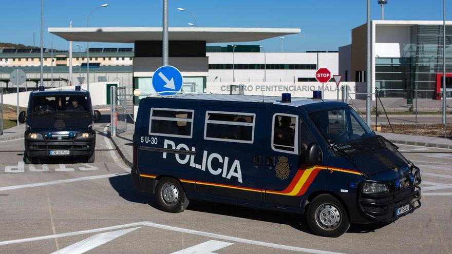 Furgones de la Policía Nacional, en la cárcel de Archidona.