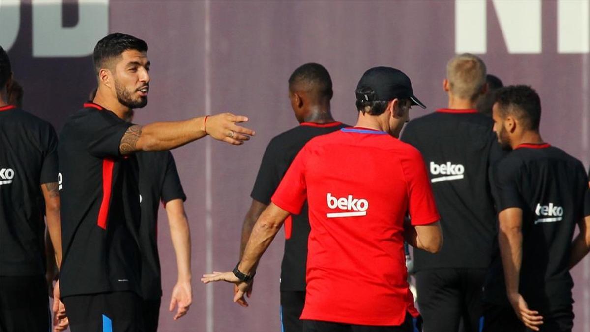 Luis Suárez bromea con Valverde en la sesión previa al partido ante el Alavés