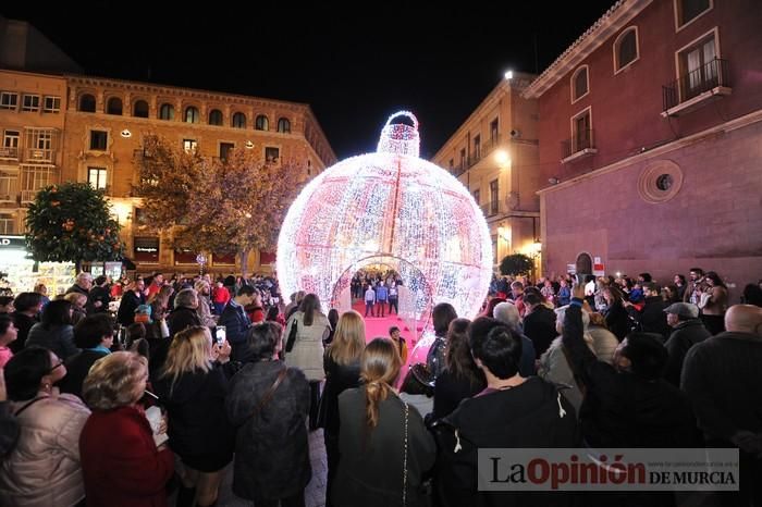 Estrellas y bolas ya brillan en las calles de Murcia