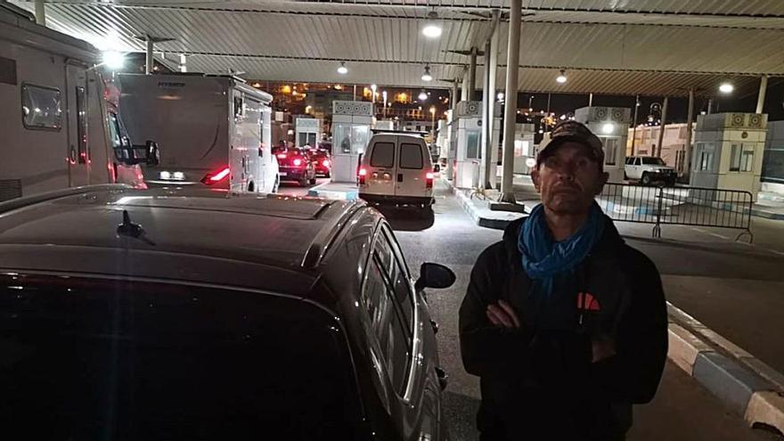 Germán Torres anoche en la frontera de Marruecos para entrar en Ceuta.