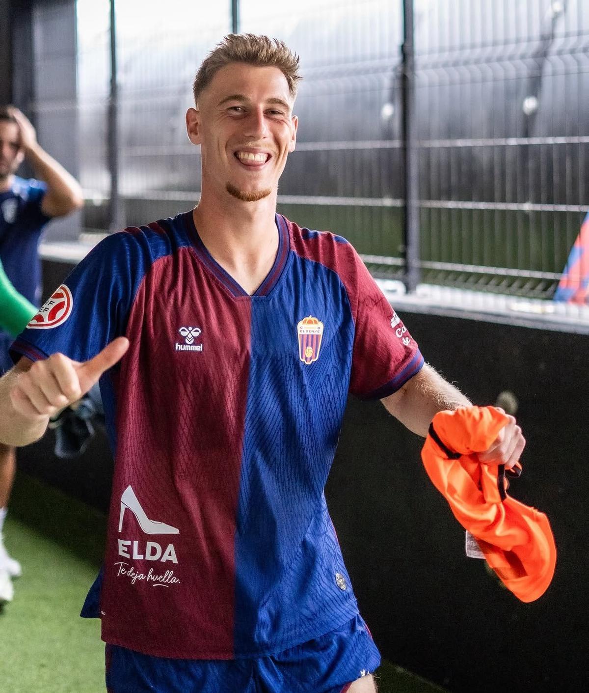 Floris Smand, con el pulgar hacia arriba tras un partido en Elda.