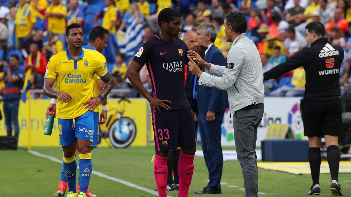 Marlon habla con Luis Enrique durante el partido