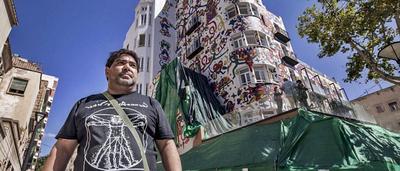 José Luis Mesas pintó el mural del Artmadams durante la pandemia.