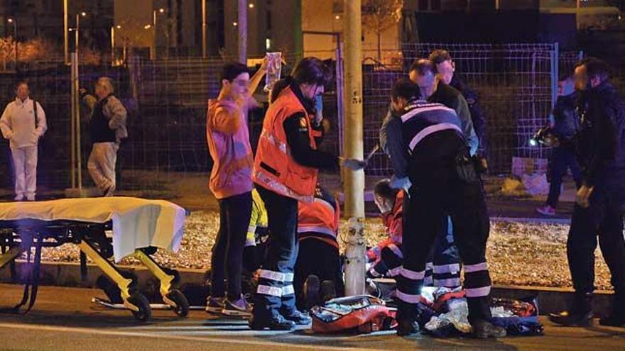 Las asistencias sanitarias atienden a la víctima tras el atropello.