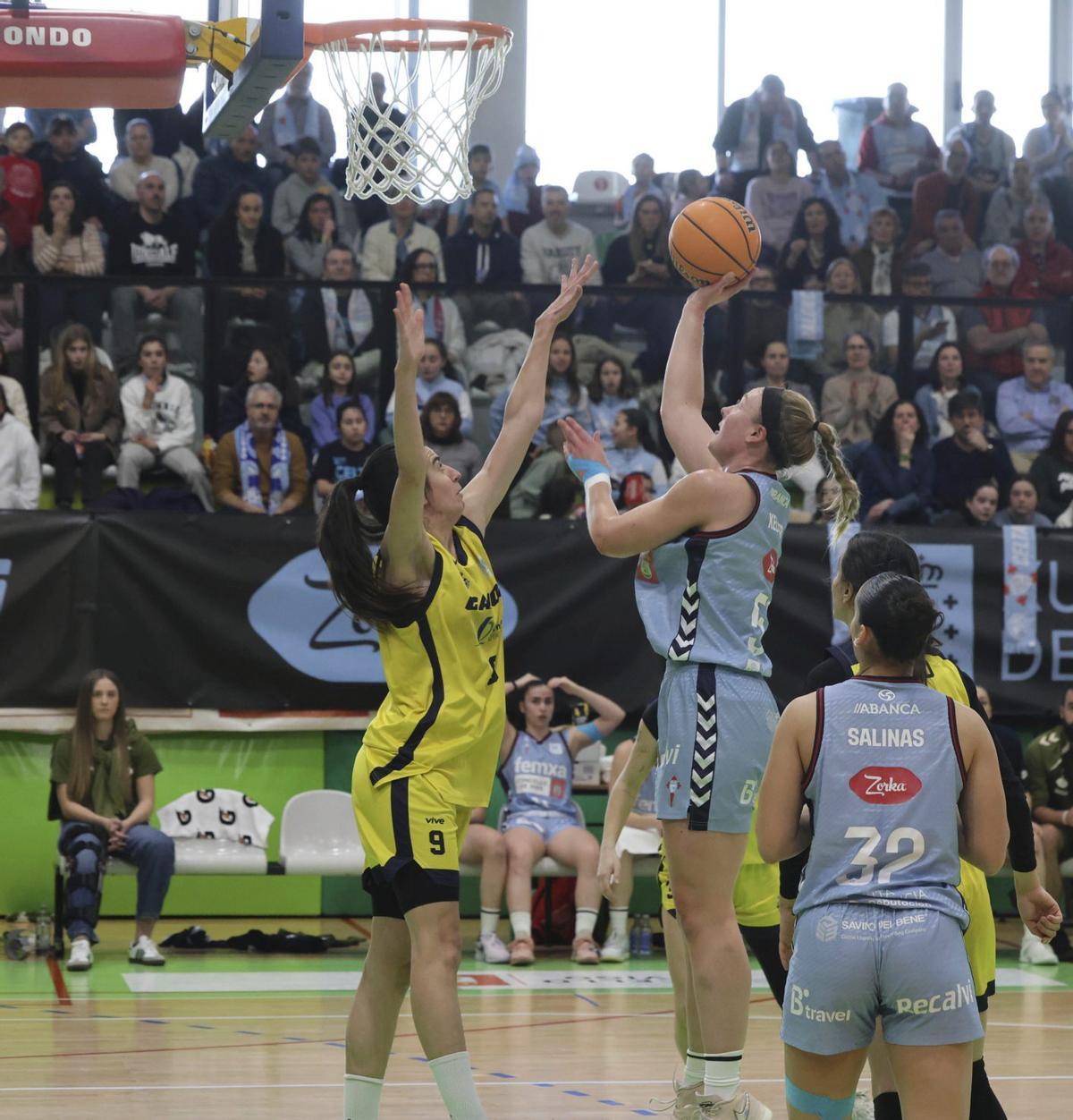 Jessica Kelliher lanza ante la oposición de la madrileña Clara Rodríguez. | ALBA VILLAR