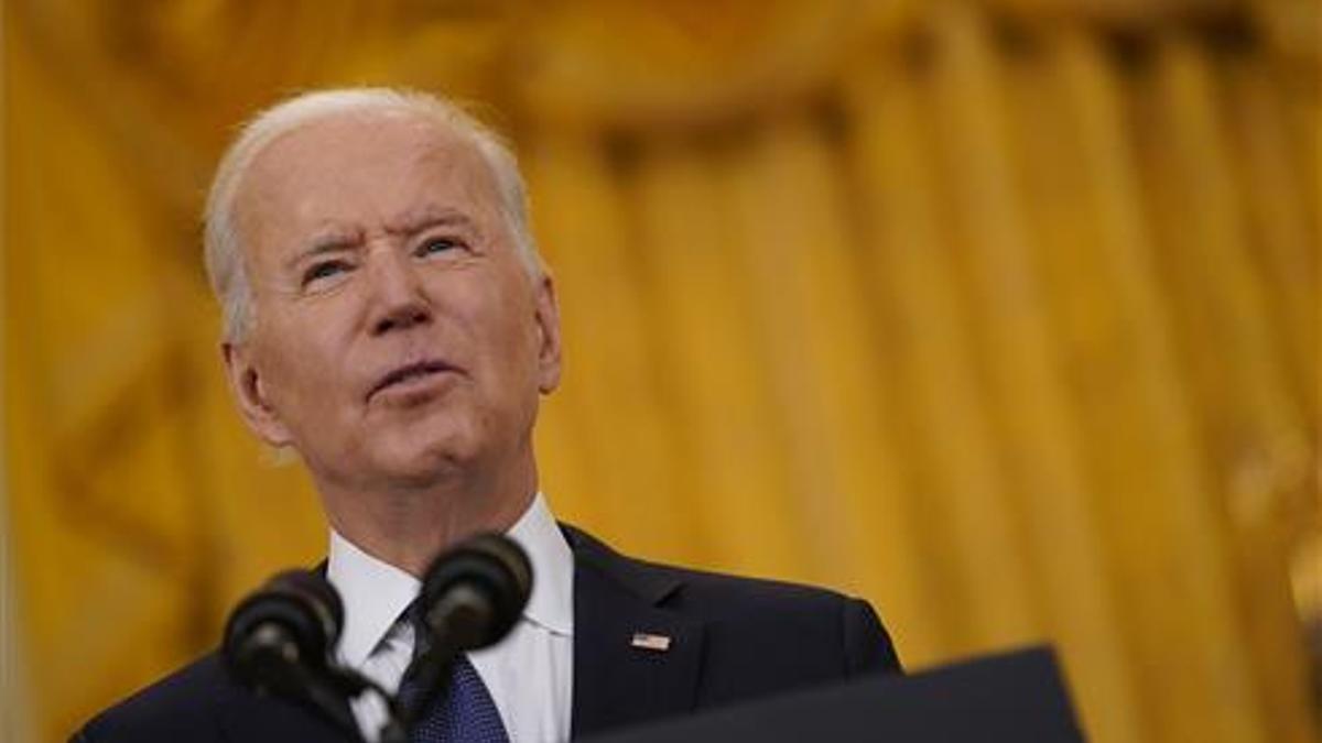 Joe Biden, pronuncia un discurso sobre la economía de Estados Unidos mientras la vicepresidenta Kamala Harris permanece en la Sala Este de la Casa Blanca.