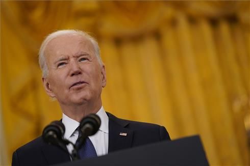Joe Biden, pronuncia un discurso sobre la economía de Estados Unidos mientras la vicepresidenta Kamala Harris permanece en la Sala Este de la Casa Blanca.