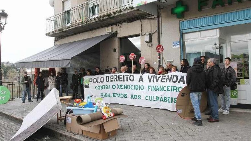 Protesta por un desalojo por desahucio en A Ponte. // Iñaki Osorio