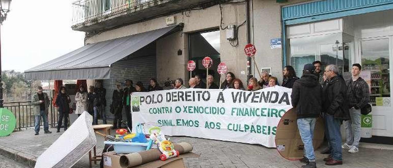Protesta por un desalojo por desahucio en A Ponte. // Iñaki Osorio