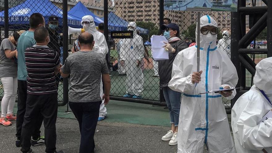 Sanitarios realizan pruebas en Pekín.