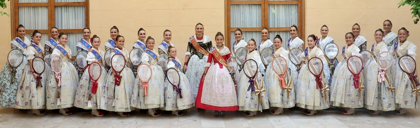 La Batalla de Flores reúne a las falleras de 2022 y 2023