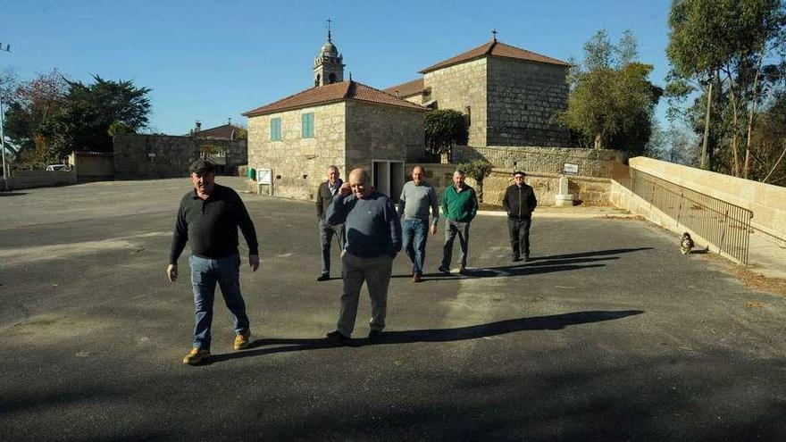 Silvino Magariños, primero por la izquierda, junto a los demás miembros de su junta rectora, en el campo de fiestas, ayer. // Iñaki Abella