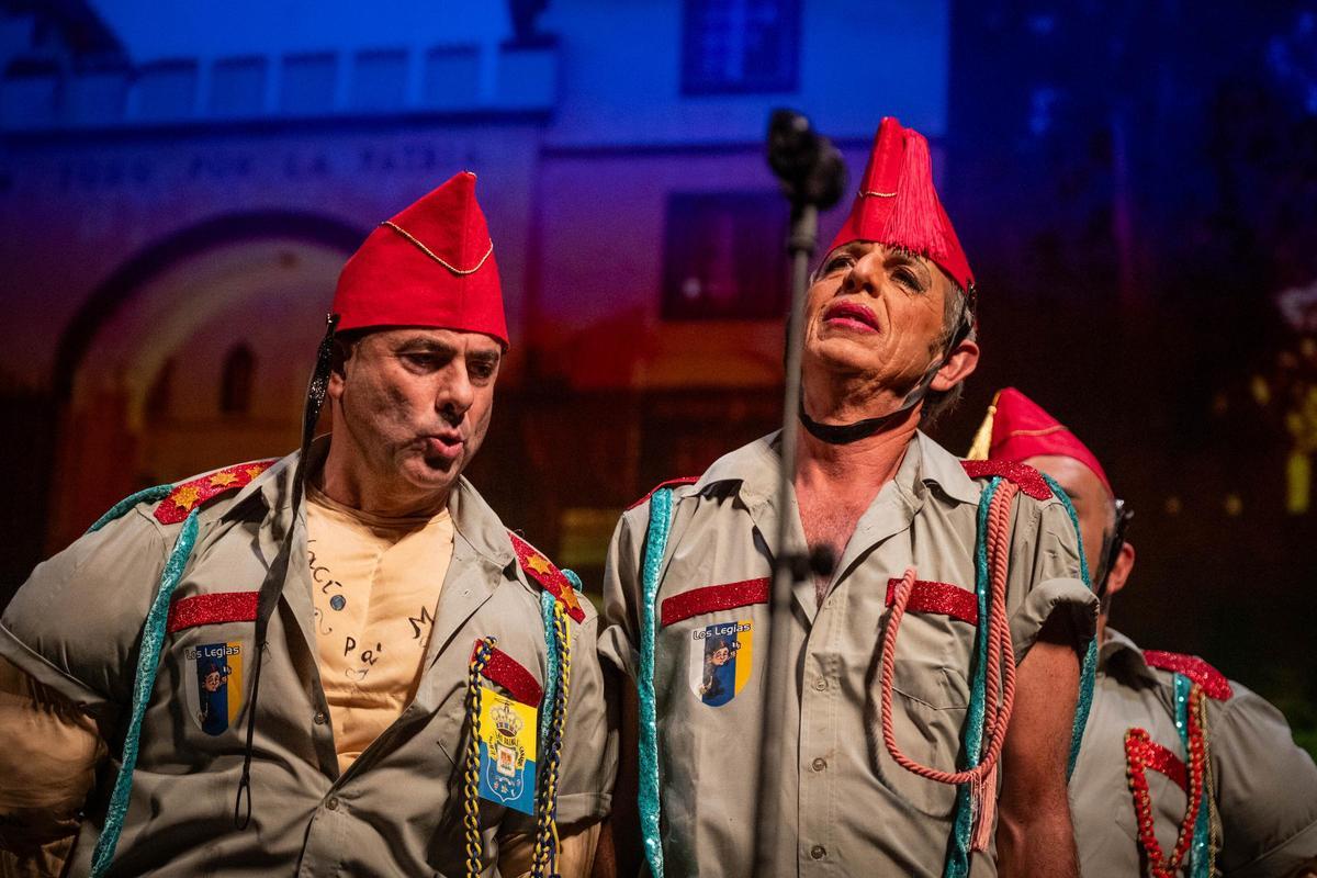 Fran Trillo, a la izquierda, junto al decano Felipe Ravina, de Los Legías, en el concurso de la Canción de la Risa del Carnaval de Tenerife 2025.