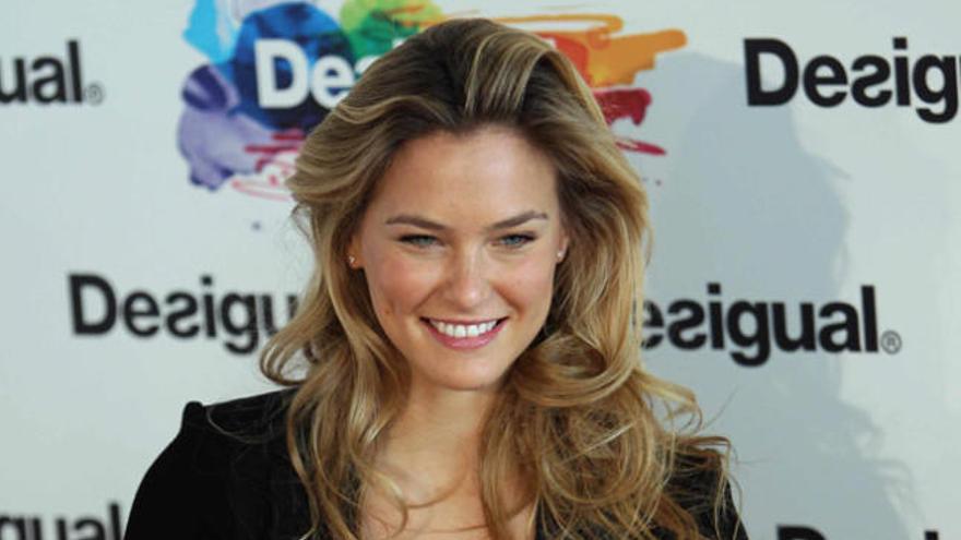 Bar Refaeli: &quot;No conozco todavía a Milan&quot;