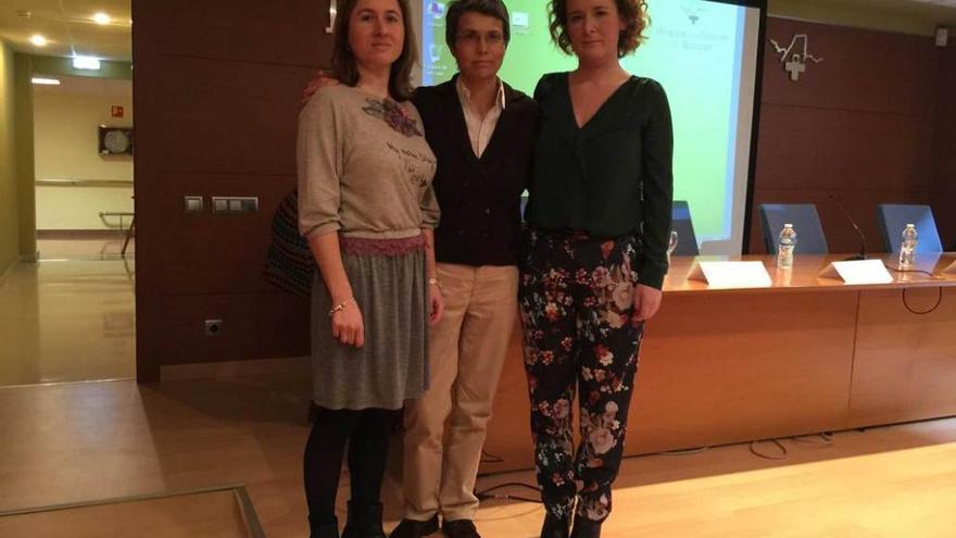 María Esther Peláez, Isabel Mora y Laura Valdés, ayer, durante la recogida de premios.