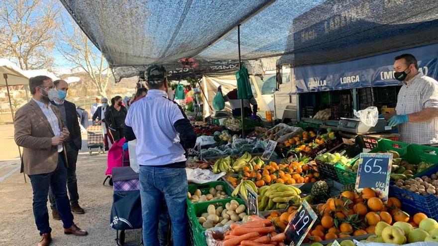 Diego José Mateos y José Ángel Ponce, recorren el mercado semanal de los jueves.