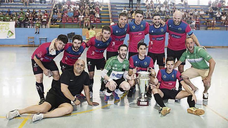 Los jugadores del Sala Ourense tras lograr el trofeo provincial. // B. L.