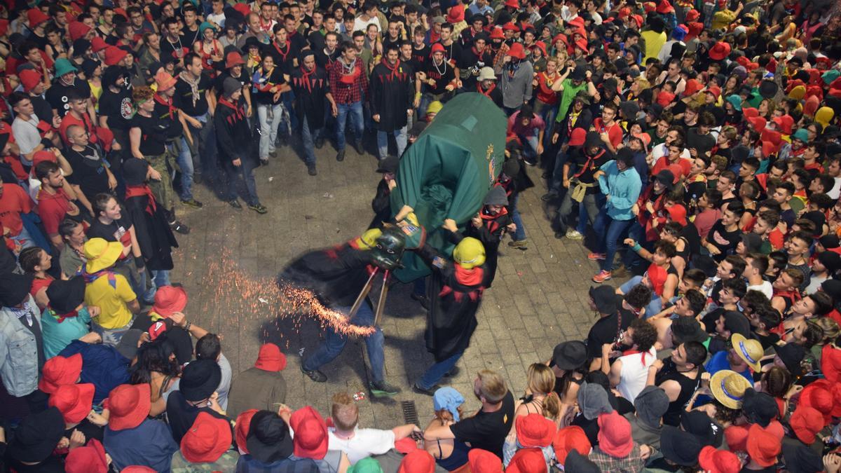 Salts de la Patum en una edició anterior