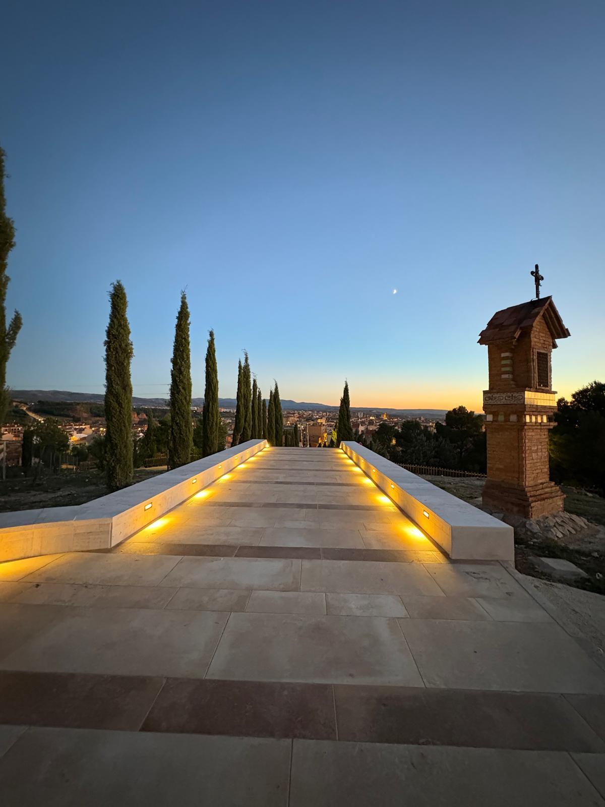 Se contempla la adecuación de las escaleras de acceso al Cementerio Municipal.
