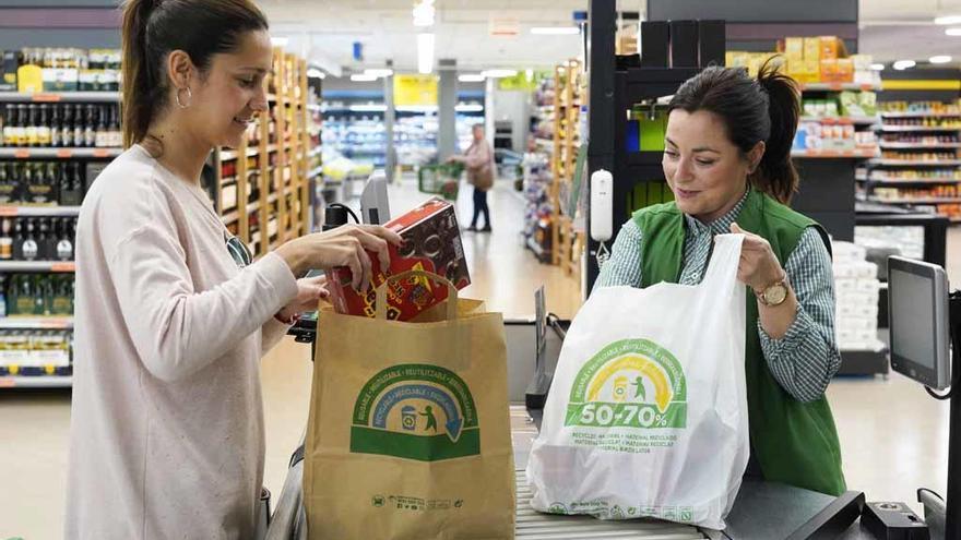 Una clienta y una trabajadora de Mercadona, con las nuevas bolsas.