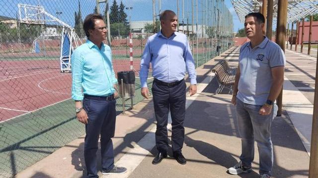 Salvador Losa, Vicent Marí y Javi Bonet, del PP, conversan entre ellos.