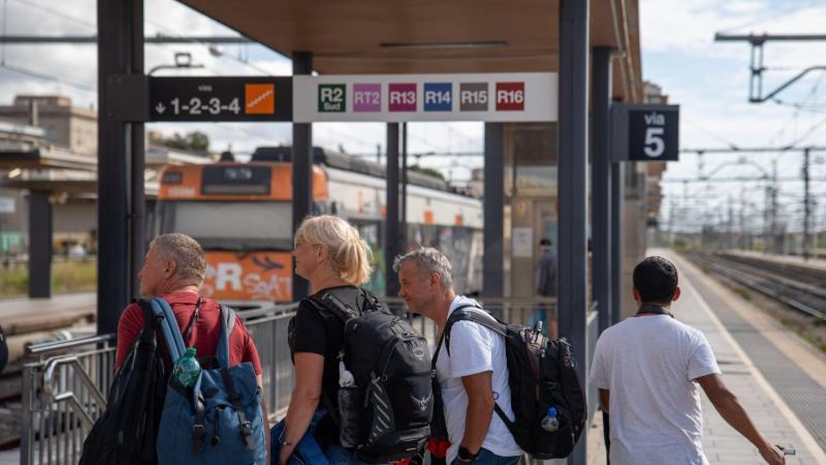 Usuarios de Rodalies, en la estación de Sant Vicenç de Calders