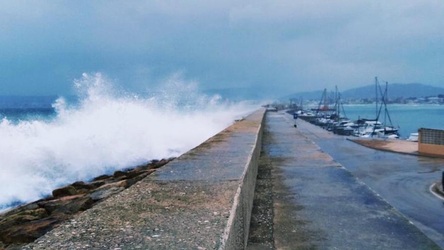 Las olas rebasan la escollera del puerto de Xàbia y castigan el litoral aún destrozado por &#039;Gloria&#039;