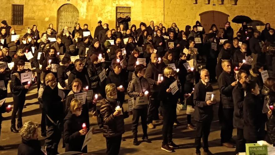 Teruel se viste de luto para exigir otro modelo de energías renovables