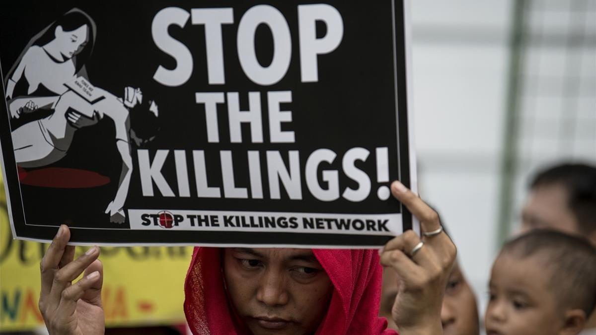 Un activista levanta una pancarta contra los asesinatos extrajudiciales en una protesta en Manila, el 23 de agosto.