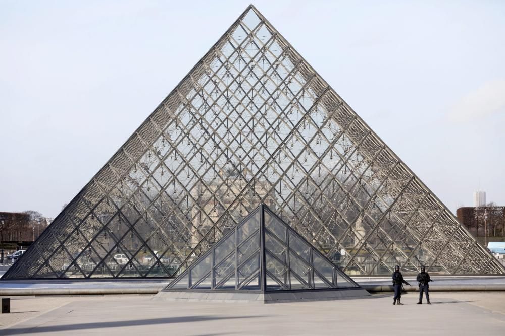 Atac a l'exterior del museu del Louvre