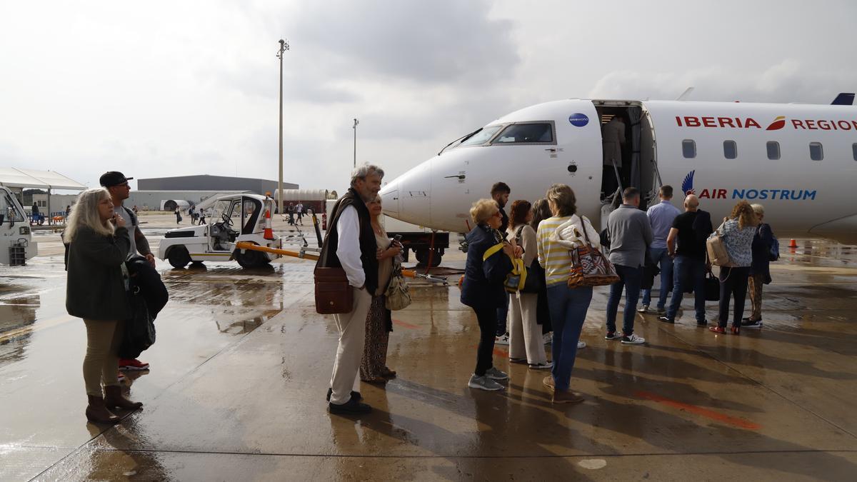 Pasajeros acceden a un avión en el aeropuerto de Castellón.
