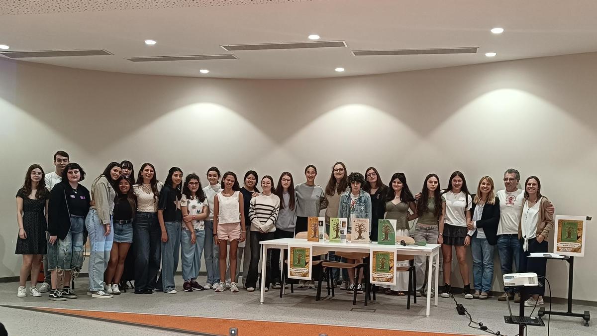 Los alumnos y profesores durante la presentación.