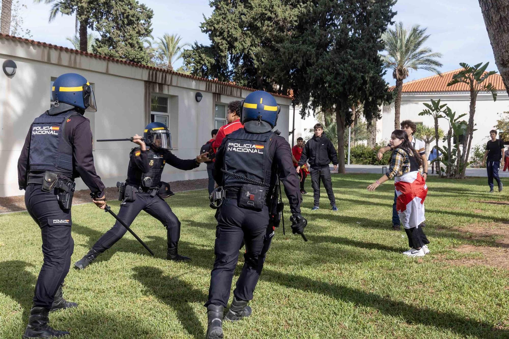 Tensión en la Universidad de Alicante por la visita de Vito Quiles
