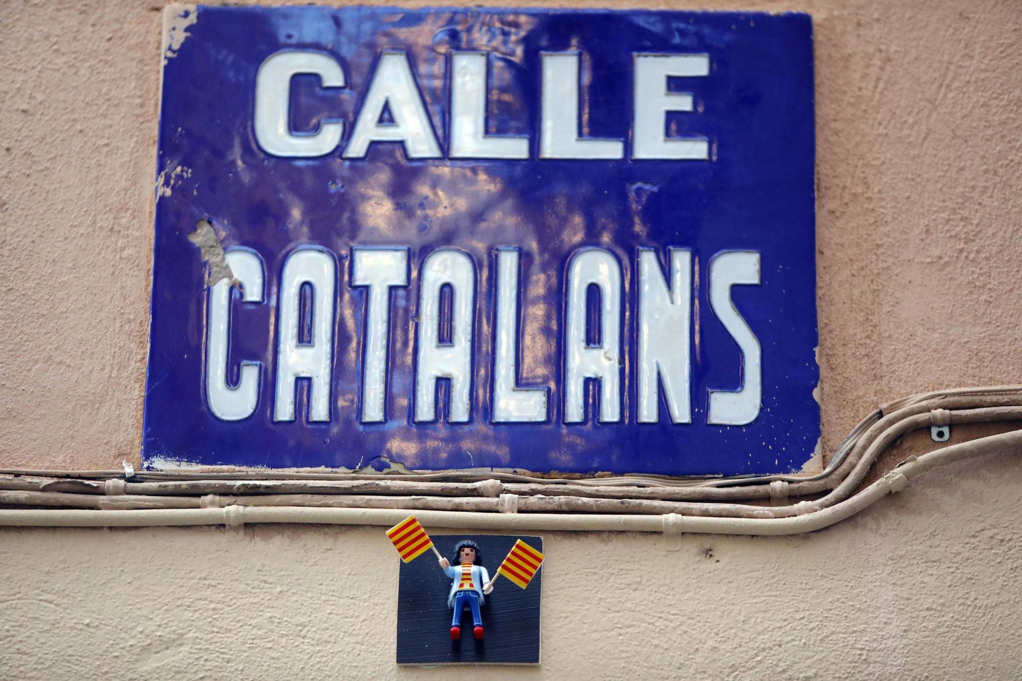 Figuras de Playmobil adornan las placas de calles en el centro de València