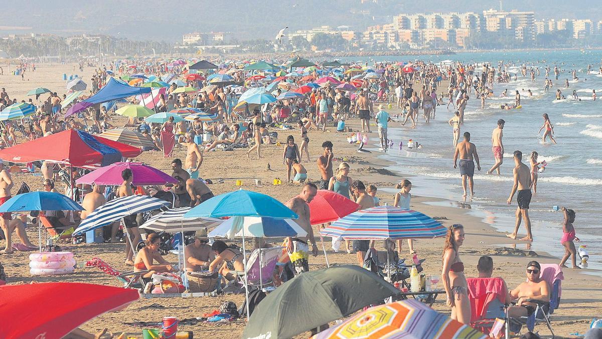 La playa del Pinar de Castelló, repleta de bañistas, en verano