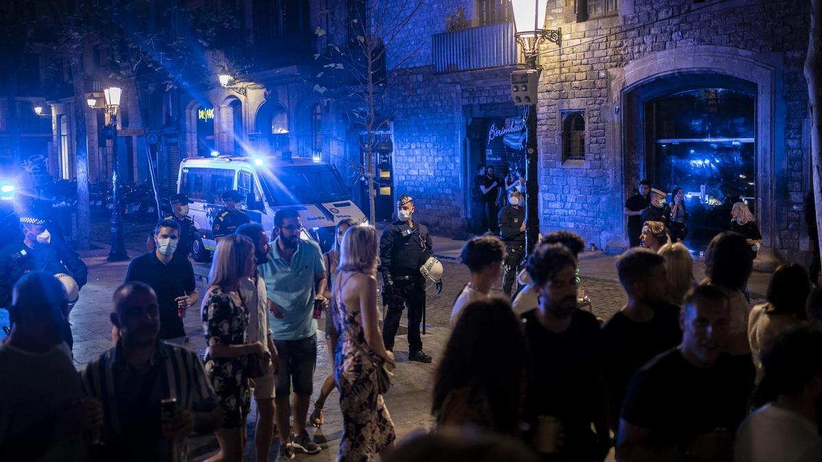 Polizeikontrolle in einem Partyviertel in Barcelona im vergangenen Sommer: Seit Weihnachten durfte man in Katalonien nachts das Haus nicht verlassen.