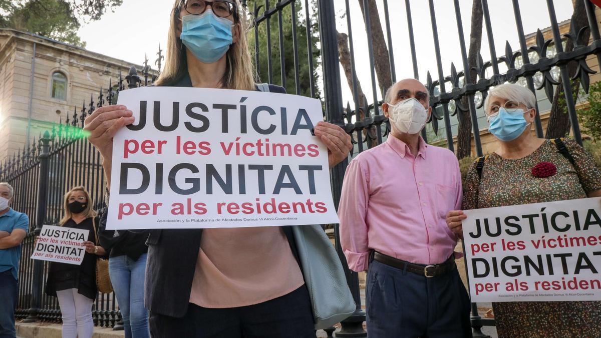 Los familiares mantienen carteles en la concentración.