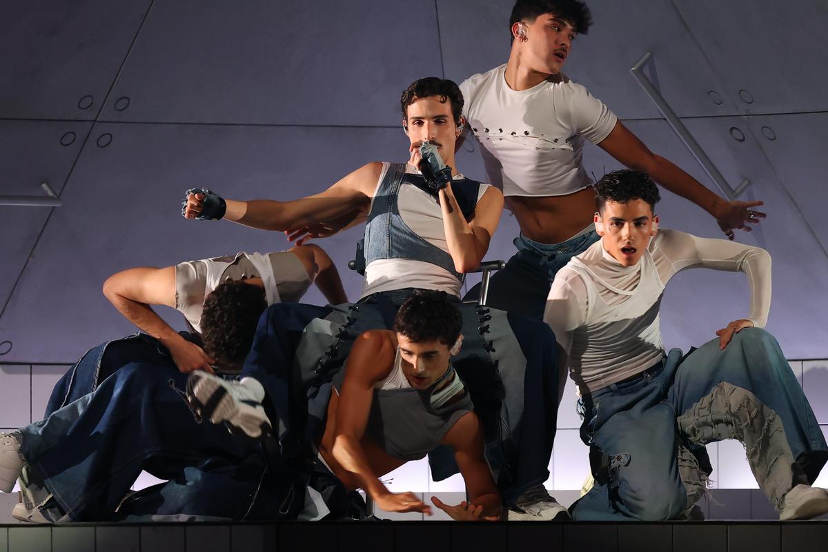 Mayo, al costat dels seus ballarins, sobre l’escenari del Benidorm Fest