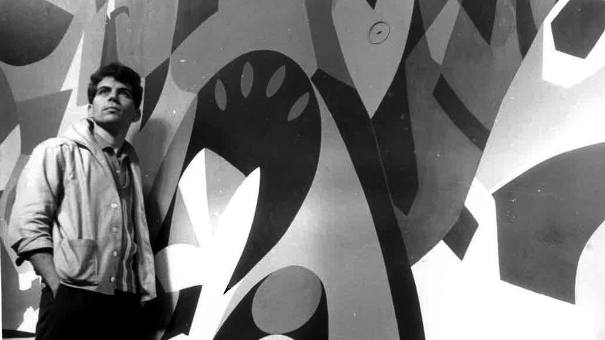 El pintor lanzaroteño, delante de unos murales que realizó en 1975